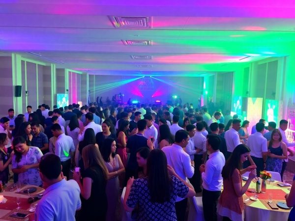 Oameni vesel și mese decorate la un eveniment.