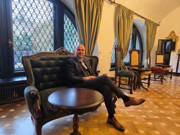 Eduard Petrescu: Brandurile care ies în față offline domină atenția locală – cum steagurile direcționale Ekogroup pot transforma complet vizibilitatea companiei tale